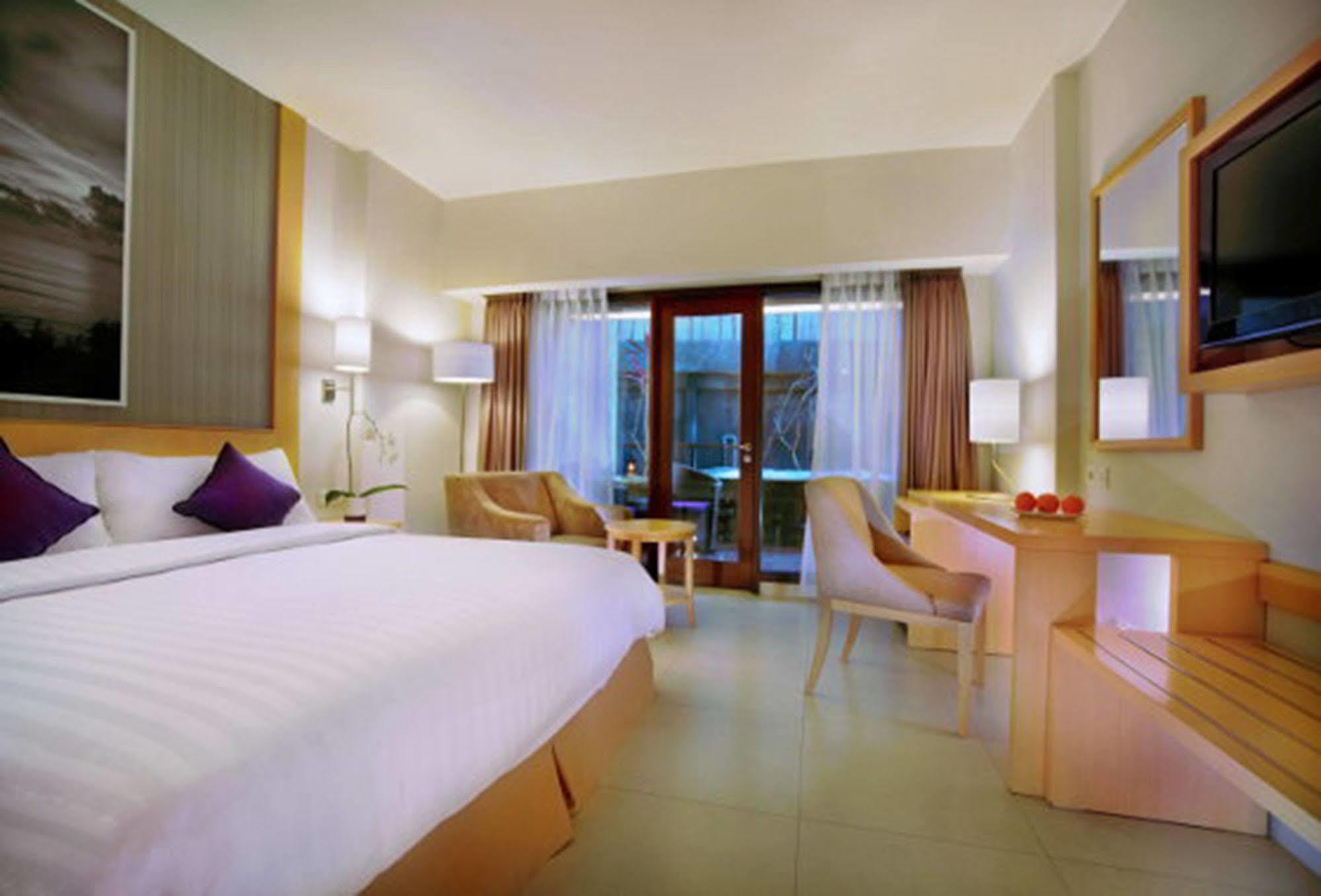 Quest Hotel Kuta By Aston Екстериор снимка